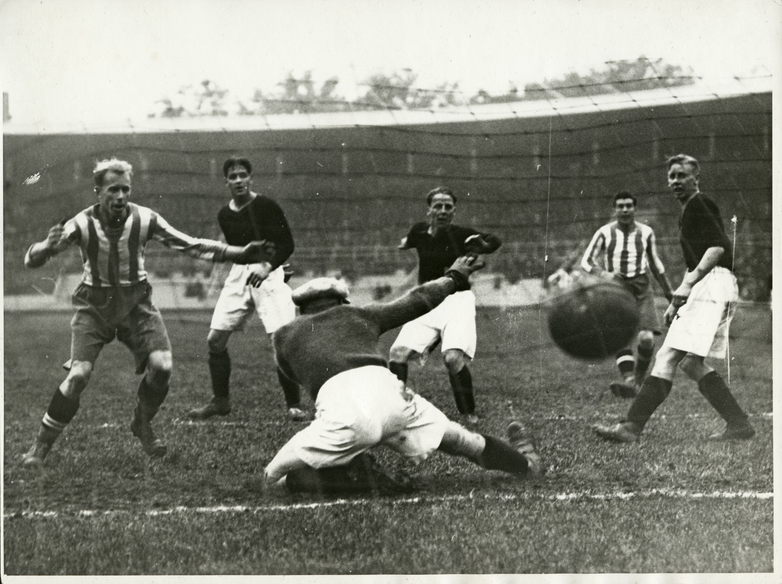 Söndag 21 oktober 1928, kl 13:30  AIK - IFK Göteborg 3-3 (2-2)  Stockholms stadion, Stockholm